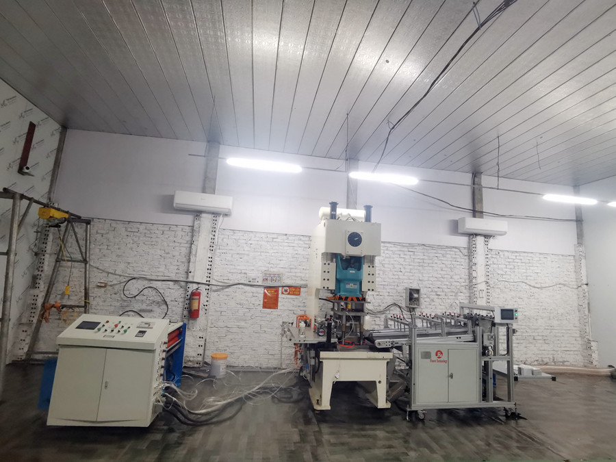 Máquina para fabricar contenedores de alimentos para aerolíneas de papel de aluminio instalada y operada con éxito en la fábrica del cliente de Vietnam