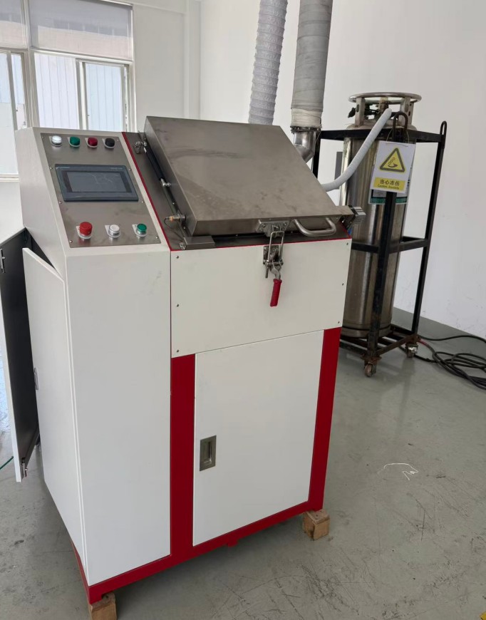 Máquina criogénica de desbarbado PG-40T personalizada para un cliente ruso. Envío previsto para octubre de 2025.