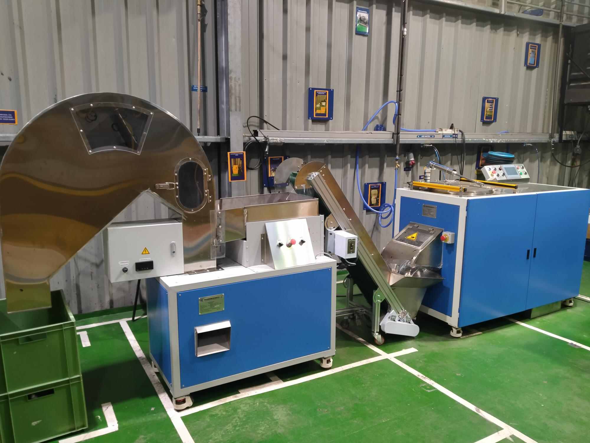 Aplicación práctica de la máquina desbarbadora de caucho PEGE Spin Trim en la planta de Cikautxo Zaragoza en España.